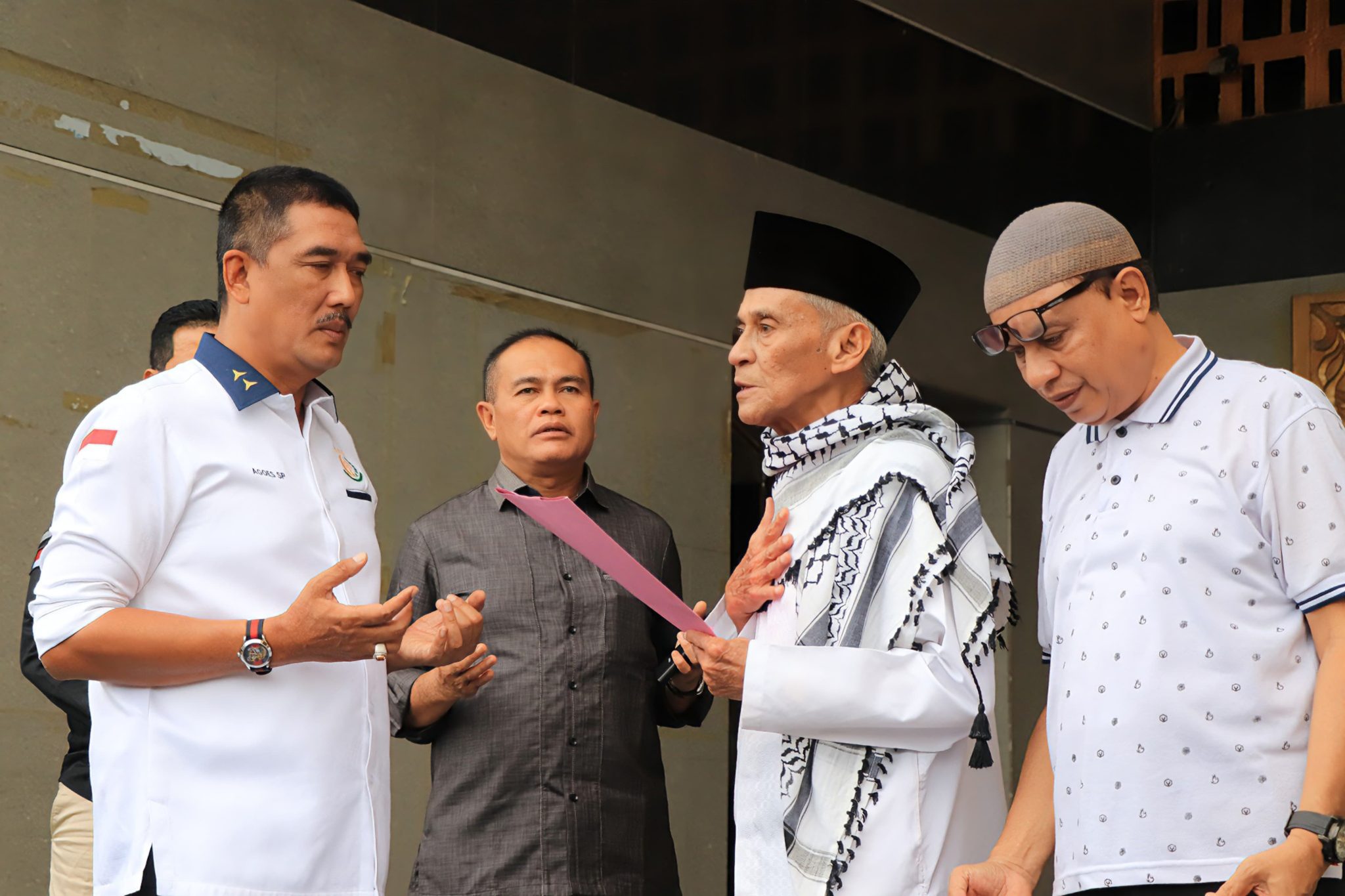 Kajati Maluku Serahkan Hewan Qurban Di Masjid Raya Al Fatah Ambon